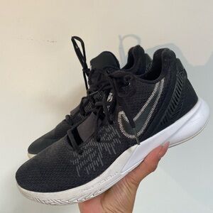 Nike Kyrie Flytrap 4 black & white basketball shoes
